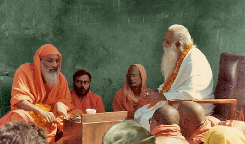 Maestro Devanand con monjes en India